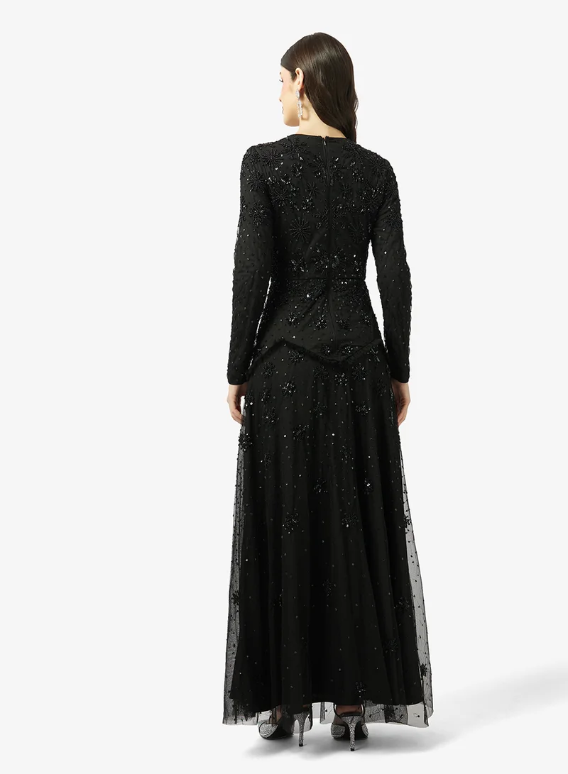 ماري فستان طويل بياقة قارب وتفاصيل شبكية